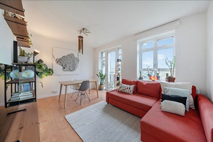 2 Bedroom Flat To Rent In Campbell Court, Lordship Lane, Dulwich, SE22
