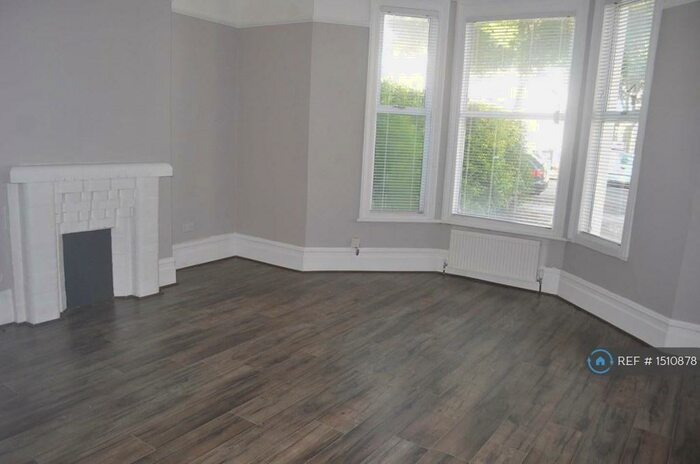 2 Bedroom Flat To Rent In Bensham Manor Road, Thornton Heath, CR7