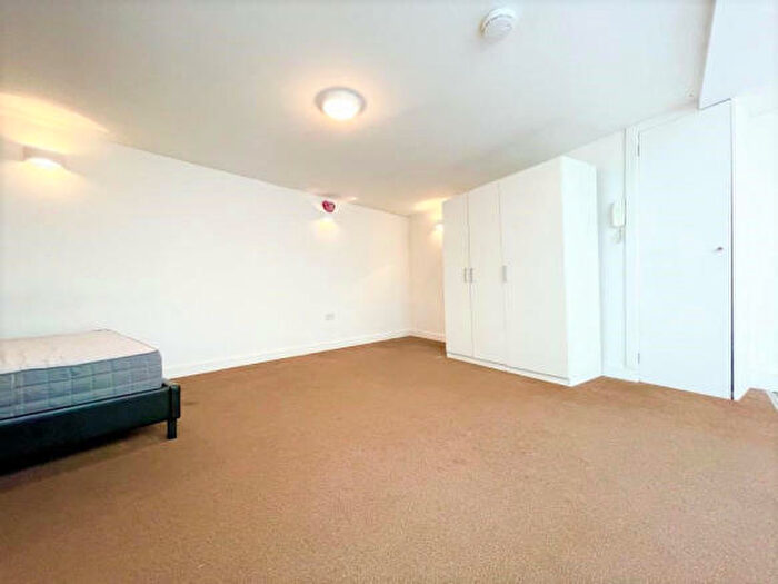 Flat To Rent In Queens Road, SE14