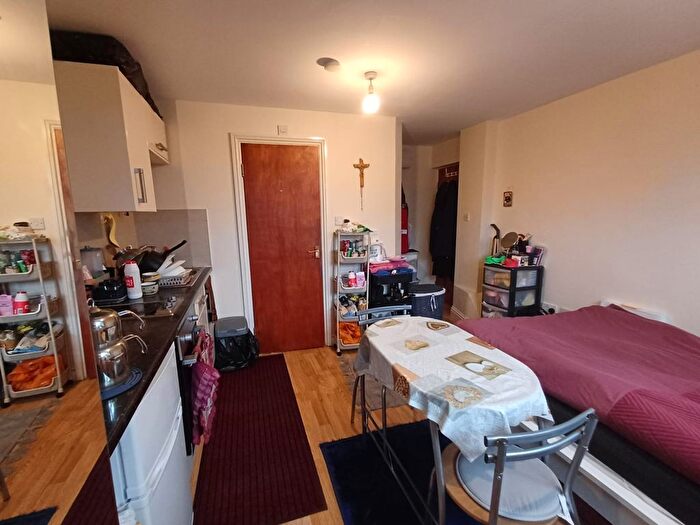 Studio To Rent In Angell Road, London, SW9