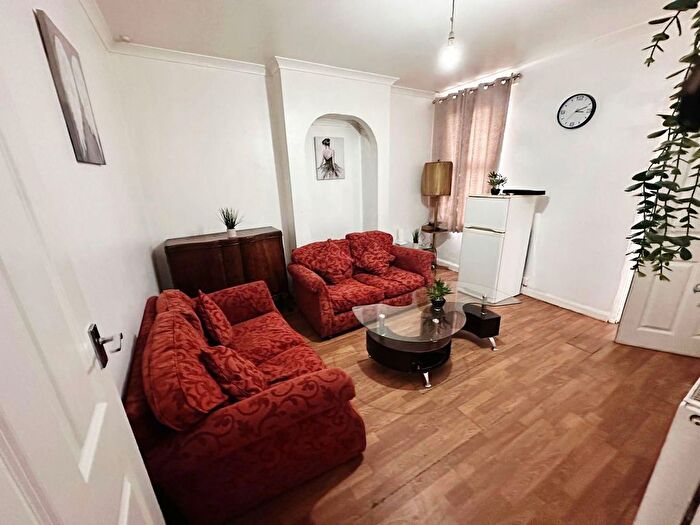 5 Bedroom Semi Detached House To Rent In Regina Road, Southall, UB2