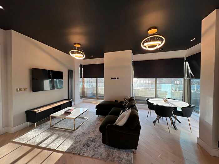 2 Bedroom Flat For Sale In High Road, London, N20