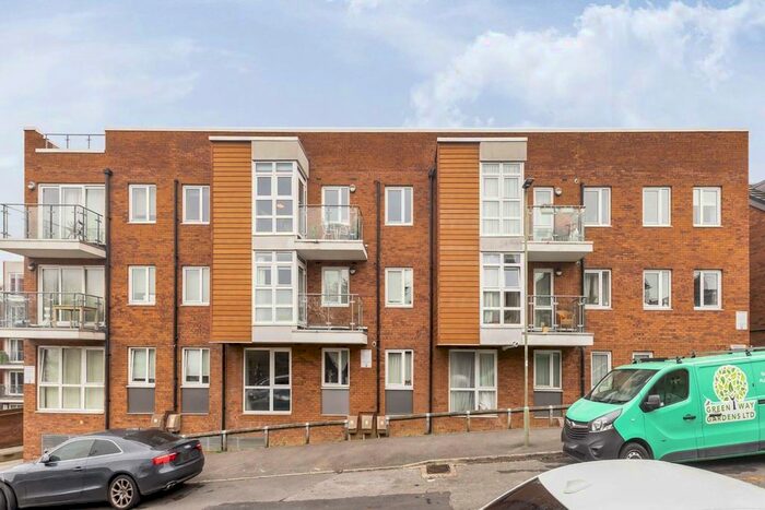 2 Bedroom Flat To Rent In Lankaster Gardens, London, N2