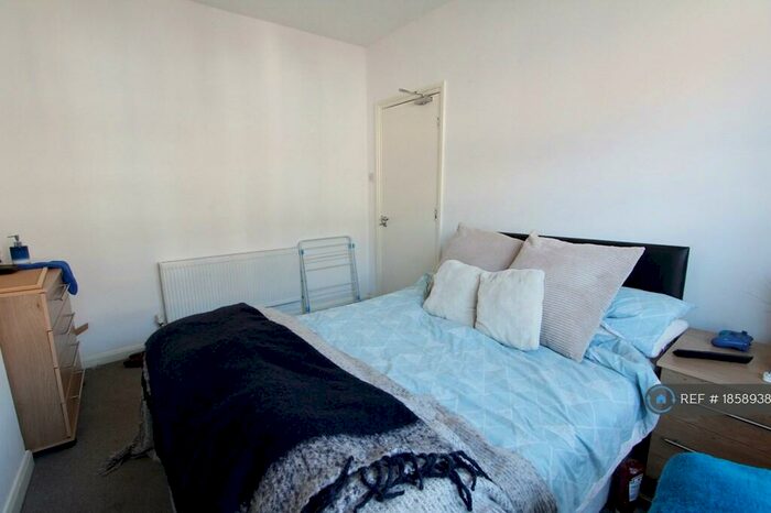 6 Bedroom Terraced House To Rent In Grange Avenue, Reading, RG6