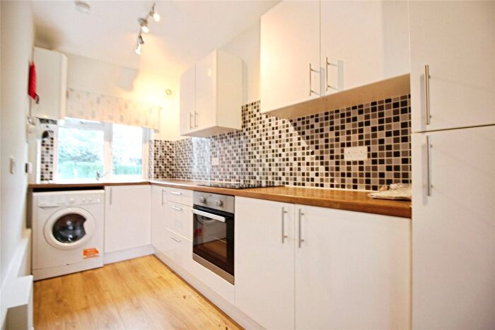 2 Bedroom Flat To Rent In Northcourt Avenue, Reading, Berkshire, RG2