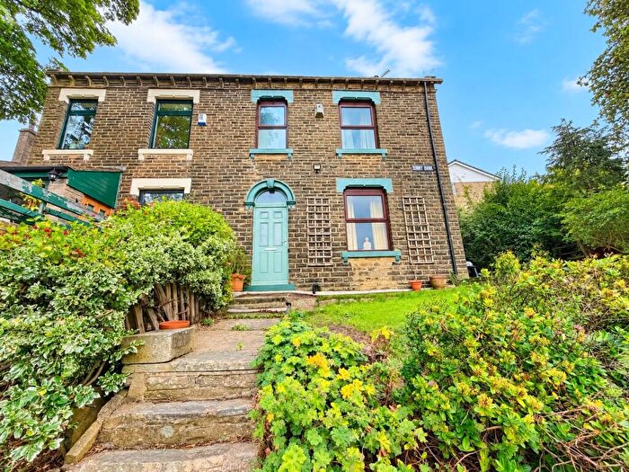 4 Bedroom Semi-Detached House For Sale In High Street, Bradford, BD13