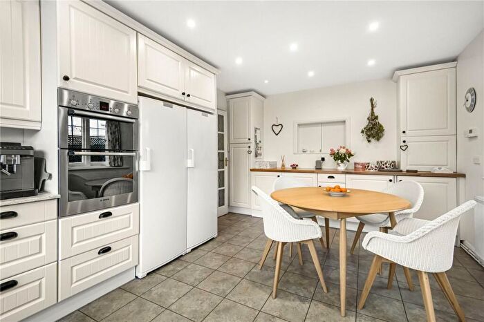 2 Bedroom Flat To Rent In De Vere Gardens, London, W8