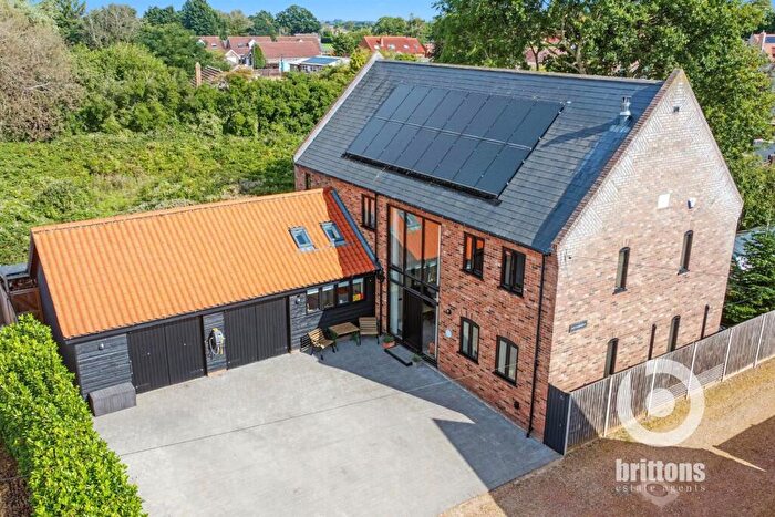 4 Bedroom Detached House For Sale In A Beautifully Crafted Detached Home With A Double Garage - Black Horse Road, Clenchwarton, PE34