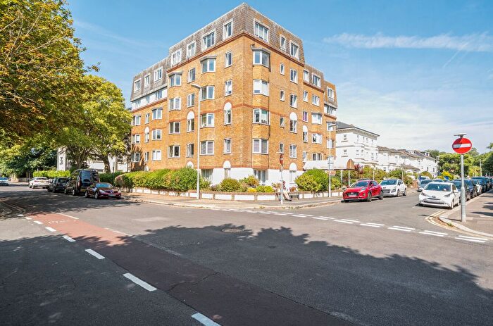 2 Bedroom Flat For Sale In Gratwicke Road, Worthing, West Sussex, BN11