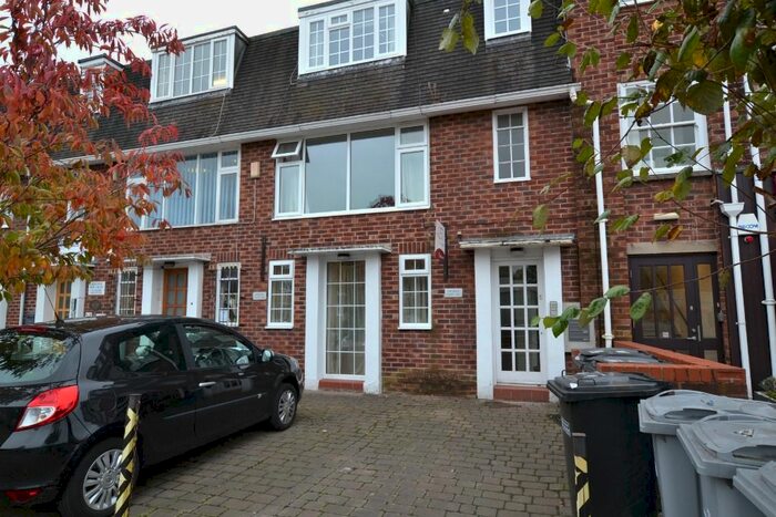 2 Bedroom Flat To Rent In Parkway, Wilmslow, SK9