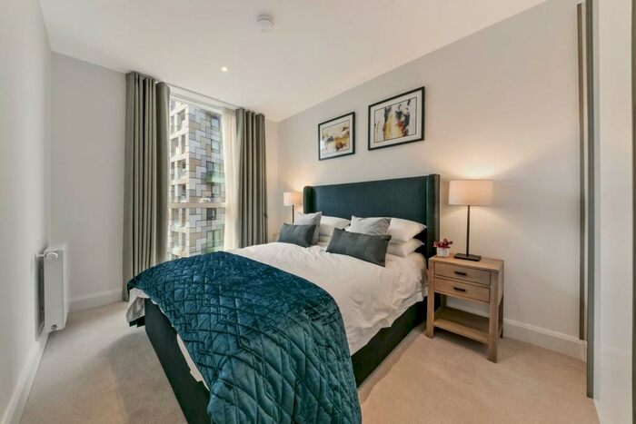 3 Bedroom Apartment To Rent In Sirocco Tower, Sailmakers, Canary Wharf, E14