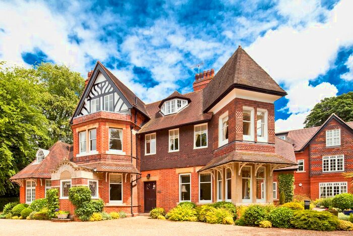 3 Bedroom Flat To Rent In Court Garden, Goring On Thames, RG8