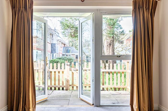 2 Bedroom Flat For Sale In Fontwell Avenue, Eastergate, PO20