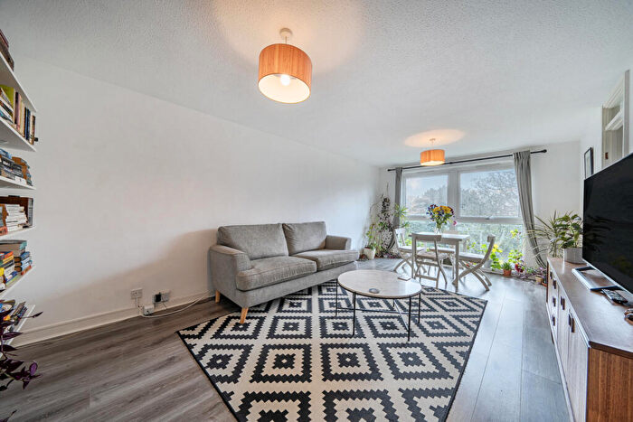 2 Bedroom Apartment For Sale In Beulah Hill, London, SE19