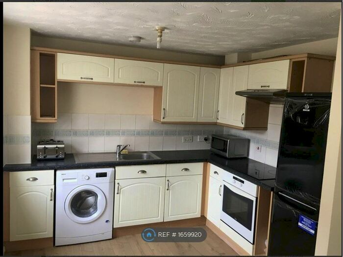 2 Bedroom Flat To Rent In Maria Court, Colchester, CO2