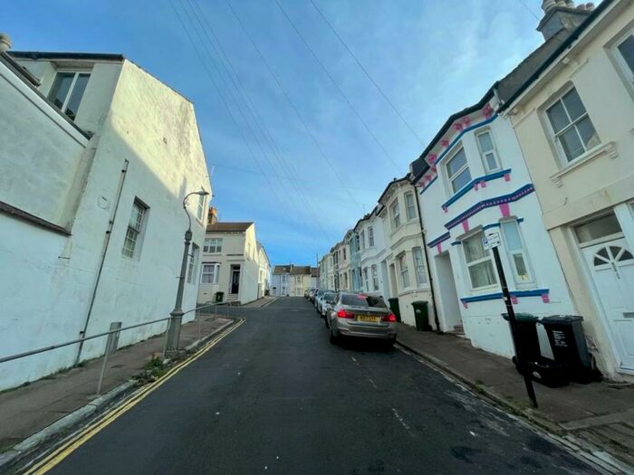 3 Bedroom Flat To Rent In Roundhill Road, Brighton, East Sussex, BN2