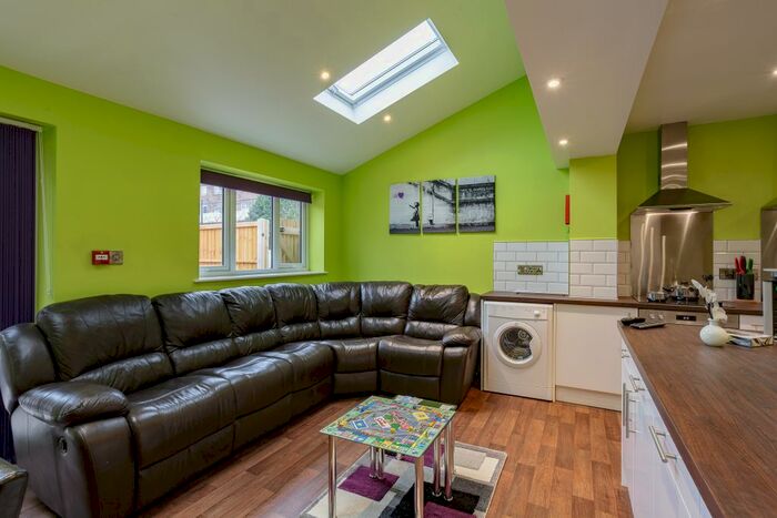 8 Bedroom End Of Terrace House To Rent In Charles Street, Portsmouth, PO1