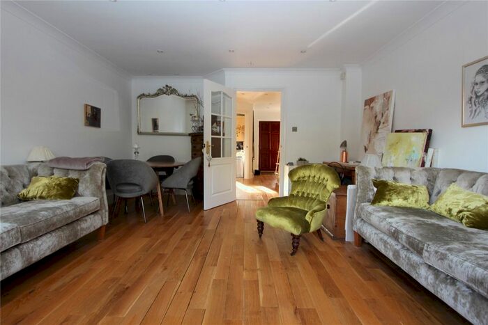 3 Bedroom Semi-Detached House To Rent In Leacroft Close, Winchmore Hill, London N21