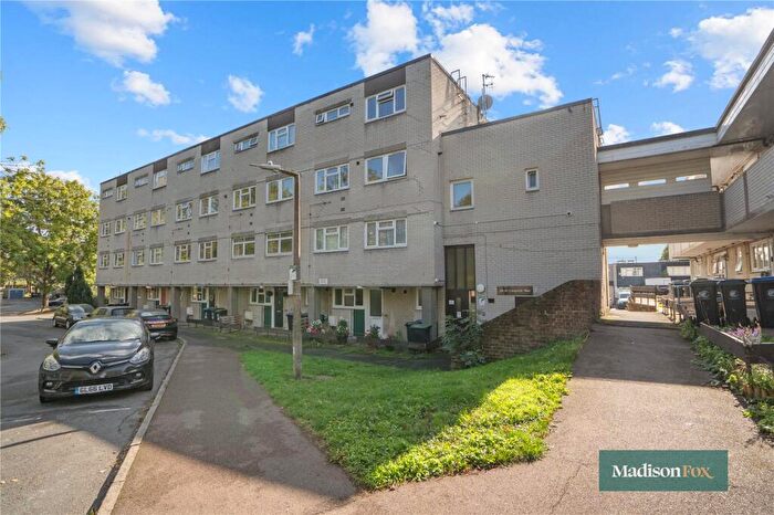 2 Bedroom Maisonette For Sale In Longcroft Rise, Loughton, Essex, IG10