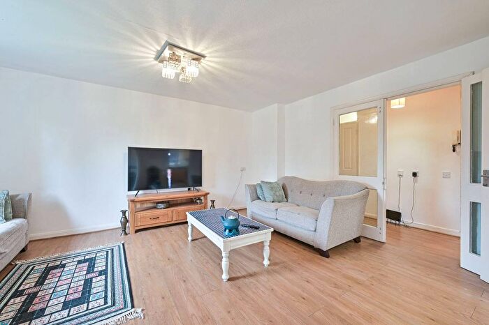 3 Bedroom Flat To Rent In Friern Park, North Finchley, London, N12