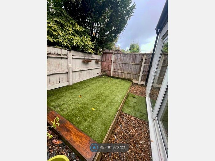 2 Bedroom Flat To Rent In Gassiot Road, London, SW17