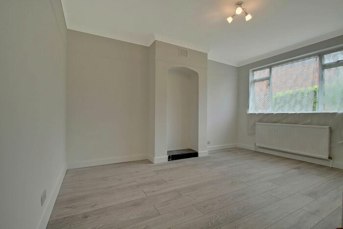 1 Bedroom Maisonette To Rent In Bedford Close, London, N10