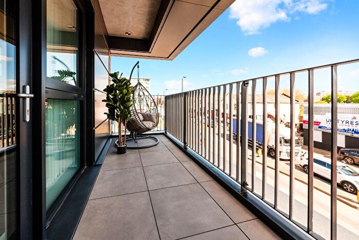 3 Bedroom Flat To Rent In Belvedere Drive, London, SW19