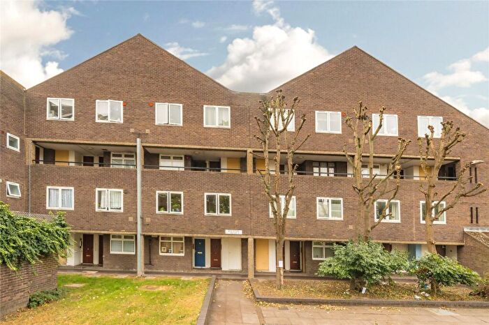 2 Bedroom Maisonette For Sale In Rounton Road, Bow, London, E3