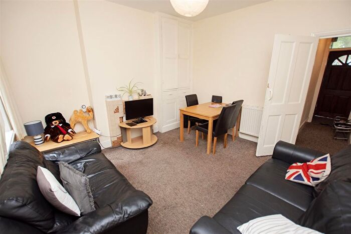 3 Bedroom Detached House To Rent In Warwards Lane, Birmingham, West Midlands, B29