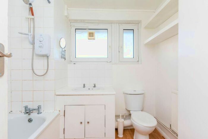 2 Bedroom Flat To Rent In Blythe Road, Brook Green, London, W14