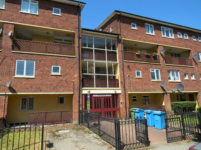 3 Bedroom Flat To Rent In Hopwas Grove, Birmingham, B37