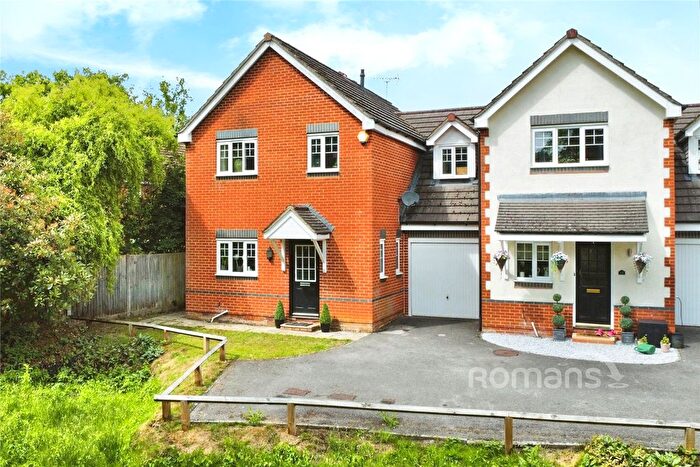 4 Bedroom Link Detached House For Sale In Old Forge End, Sandhurst, Berkshire, GU47
