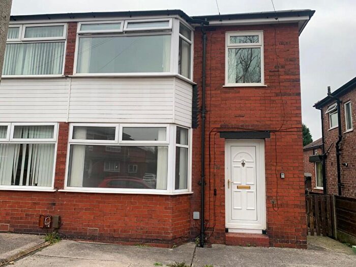 3 Bedroom Semi-Detached House To Rent In Maple Avenue, M45