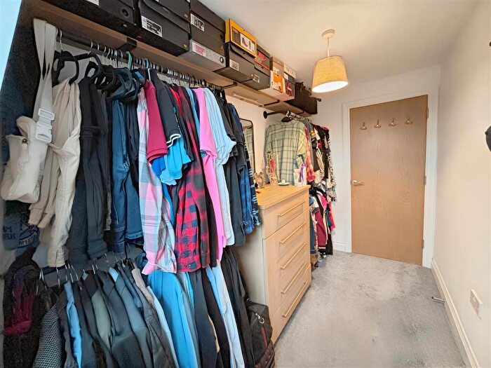 2 Bedroom Flat For Sale In Rayleigh Road, Hutton, Brentwood, CM13