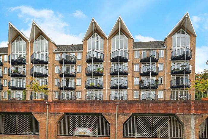 2 Bedroom Flat For Sale In Valetta Way, Rochester, Kent, ME1