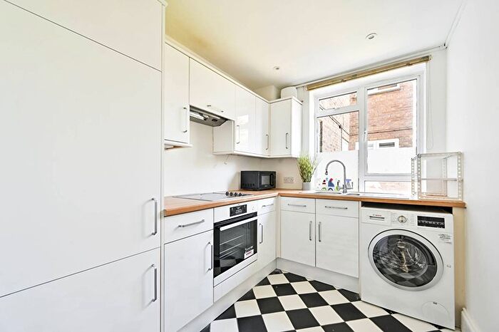 2 Bedroom Flat To Rent In Upper Richmond Road, Putney, London, SW15