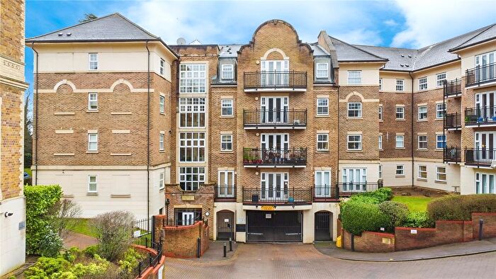 2 Bedroom Flat For Sale In Carmelite Drive, Reading, Berkshire, RG30