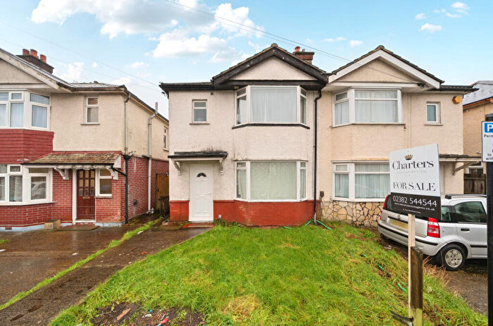 3 Bedroom Semi Detached House For Sale In Honeysuckle Road, Bassett Green, Southampton, Hampshire, SO16