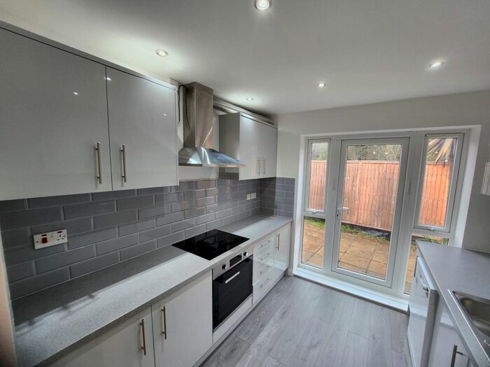 3 Bedroom Flat To Rent In Hanover Gardens, Ilford, IG6