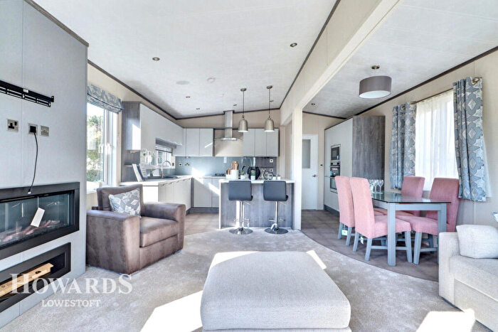 2 Bedroom Chalet For Sale In The Hollies, London Road, Lowestoft, NR33