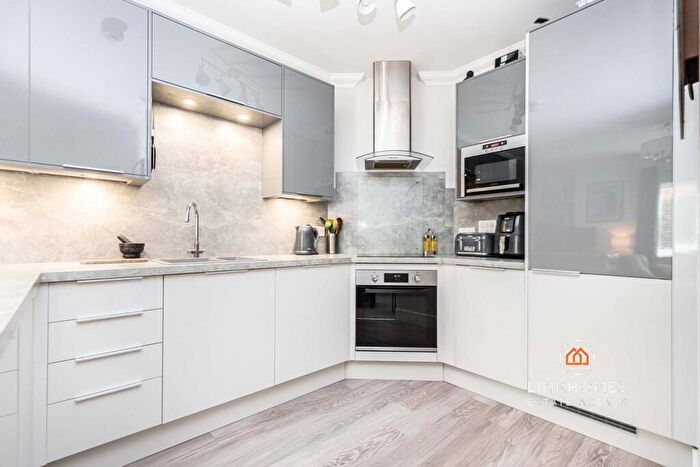 1 Bedroom Apartment For Sale In Norwich Avenue West, Bournemouth, BH2