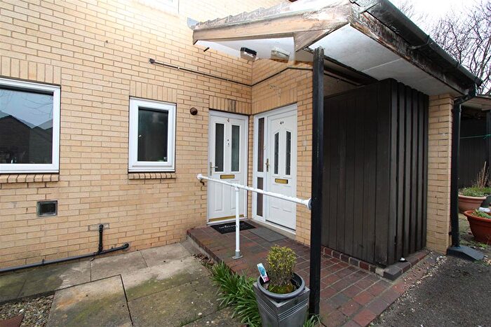 1 Bedroom Flat To Rent In Peaseland Road, Cleckheaton, BD19