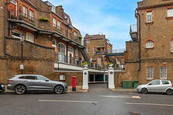 1 Bedroom Flat To Rent In Kensington Court Mews, London, W8