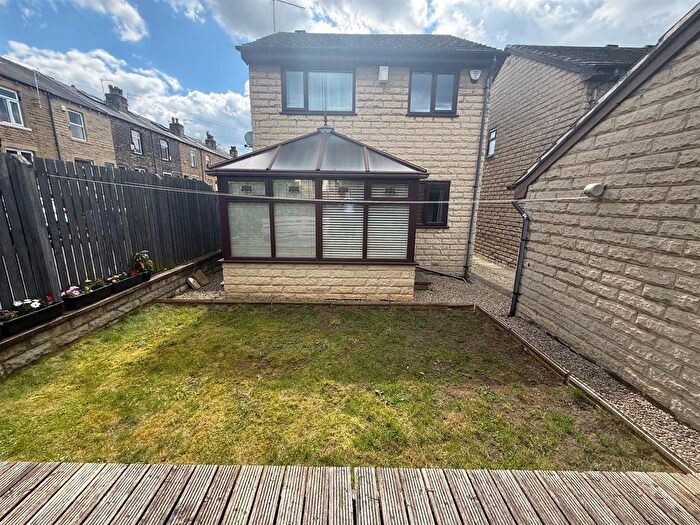 3 Bedroom Detached House For Sale In Ash Mews, Greengates, Bradford, BD10