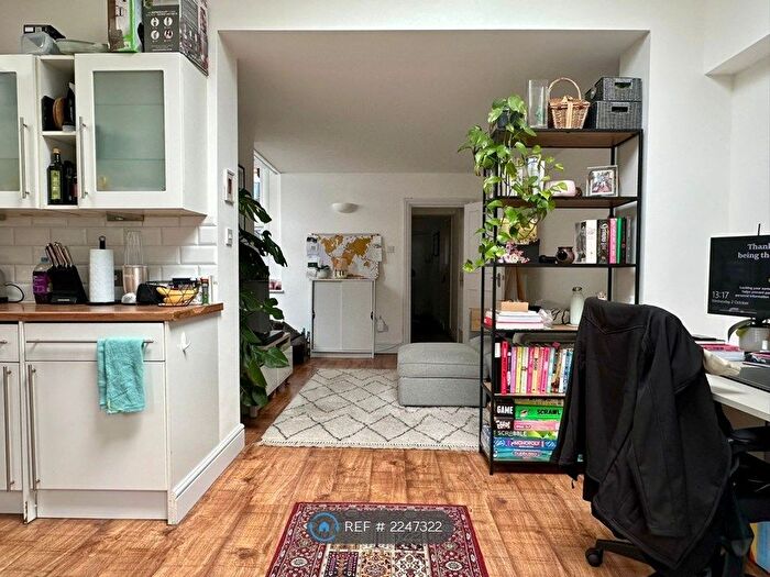 2 Bedroom Flat To Rent In Tooting, London, SW17