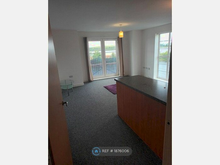2 Bedroom Flat To Rent In Jessop House, Runcorn, WA7