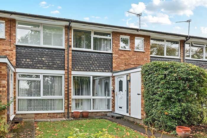 2 Bedroom Flat For Sale In Chase Side, Enfield, EN2