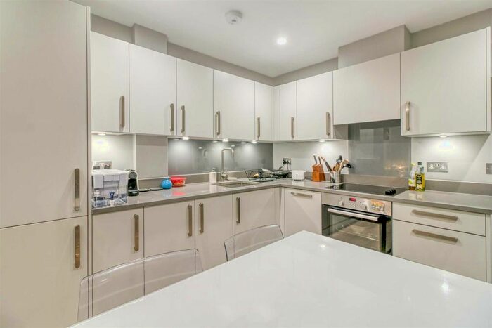 2 Bedroom Flat To Rent In Cornwall Avenue, London, N3