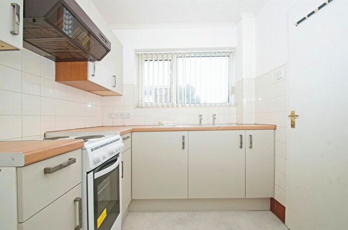 2 Bedroom Flat For Sale In Curlew Close, Cardiff, CF14
