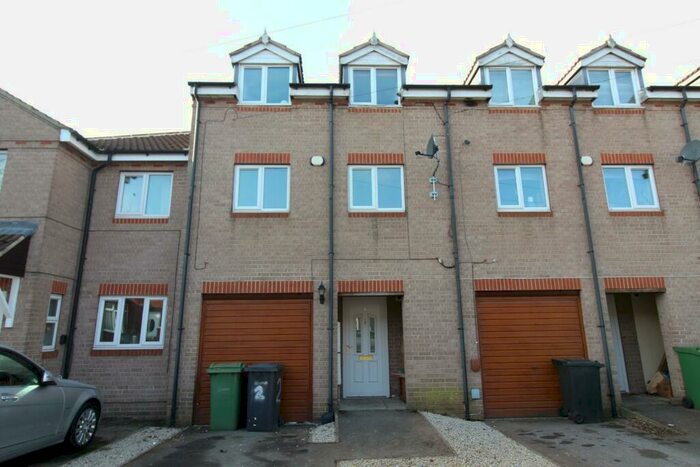 4 Bedroom House To Rent In Ashby Crescent, Leeds, LS13